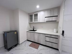 eine Küche mit Spüle und Kühlschrank in der Unterkunft STAY 27th in Phnom Penh + 4 Fotos