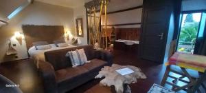 um quarto com uma cama, um sofá e uma mesa em chambres d hotes ,hotel ,Secret d'une Nuit a vicq prės de onnaing,avec piscine em Valenciennes