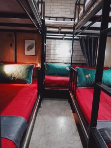 un paio di letti a castello in una stanza di Guesthouse Bangkok BM B&B a Bangkok