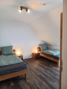 En eller flere senge i et værelse på Ferienwohnungen auf Hof Elseblick