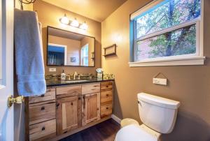 Koupelna v ubytování Devon Court + 12 fotografií