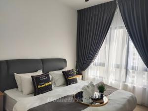 Ένα ή περισσότερα κρεβάτια σε δωμάτιο στο M Luna Residence by Homebrickz +15 φωτογραφίες