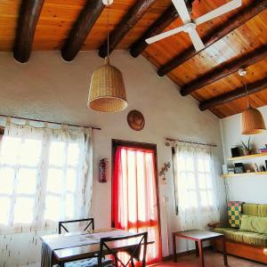 - un salon avec une table et 2 fenêtres dans l'établissement Cabaña de Madera el Roserar Parque Natural de Montseny, à Montseny