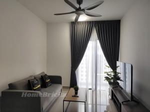 Μια τηλεόραση ή/και κέντρο ψυχαγωγίας στο M Luna Residence by Homebrickz