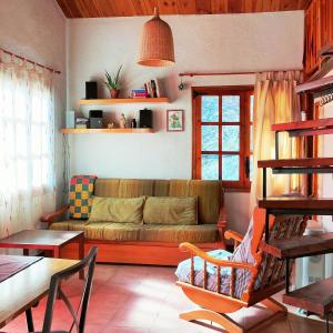 un salon avec un canapé et une table dans l'établissement Cabaña de Madera el Roserar Parque Natural de Montseny, à Montseny