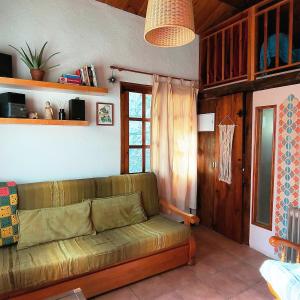 - un salon avec un canapé vert dans l'établissement Cabaña de Madera el Roserar Parque Natural de Montseny, à Montseny