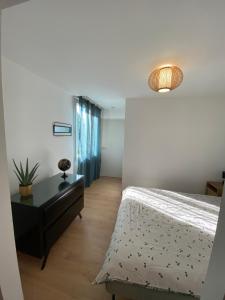 - une chambre avec un lit, une table et une lampe dans l'établissement COSY Dépendance proche Saint- Émilion, à Le Fieu