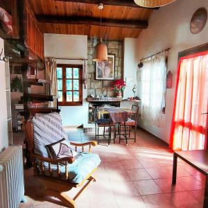 un salon avec une table et des chaises dans l'établissement Cabaña de Madera el Roserar Parque Natural de Montseny, à Montseny