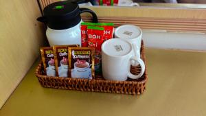 una cesta de desayuno con comida y café en una barra en Wangsa Village Inn, en Ulu Tiram