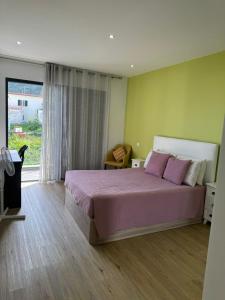 Ένα ή περισσότερα κρεβάτια σε δωμάτιο στο E - Beautiful 2 bedroom Terraced Home