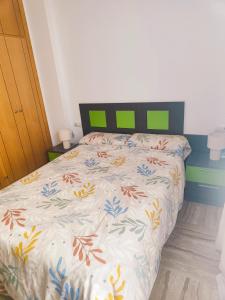 En eller flere senge i et værelse på Apartamento planta baja con jardín privado + 11 billeder