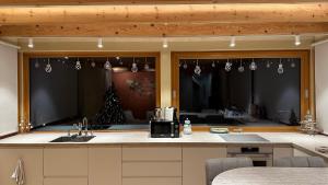 Kuchyň nebo kuchyňský kout v ubytování Le Grand Nichoir de la Colline - Parking - Wifi