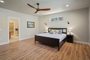 ein Schlafzimmer mit Bett und Deckenventilator in der Unterkunft 110 Crane in Three Rivers