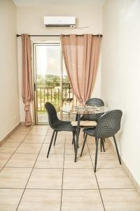 Rõdu või terrass majutusasutuses Le 4ème Ciel Appart Cosy et Équipé Wifi 2TV