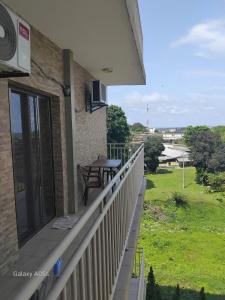 Rõdu või terrass majutusasutuses Le 4ème Ciel Appart Cosy et Équipé Wifi 2TV