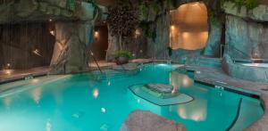 Bazén v ubytování Tigh-Na-Mara Seaside Spa Resort nebo v jeho okolí