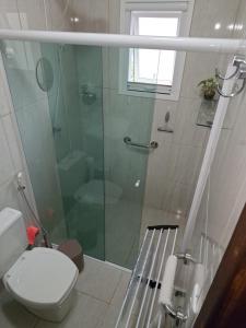 een badkamer met toilet en glazen douche bij Garcida in Governador Celso Ramos +27 foto's