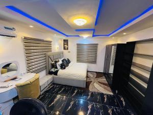 Un dormitorio con una cama y un escritorio y un escritorio. en DreamBay Homes, en Isheri-Olofin