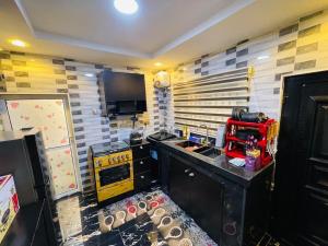 una cocina con estufa y encimera en DreamBay Homes, en Isheri-Olofin 5 fotos más