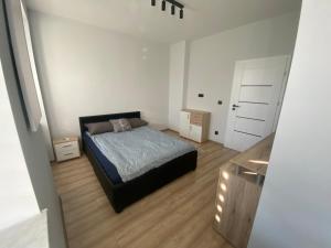 a small bedroom with a bed and a door at MIESZKANIE APRTEMNT DO WYNAJECIA na doby Bolesławiec in Bolesławiec