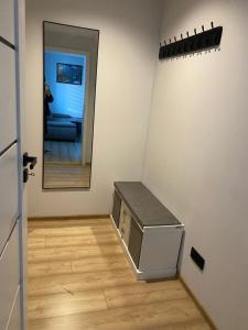 a room with a mirror and a machine in a room at MIESZKANIE APRTEMNT DO WYNAJECIA na doby Bolesławiec in Bolesławiec