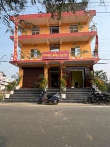 un edificio con motocicletas estacionadas frente a él en Rinchen Stay, en Gaya