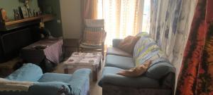 un salon avec deux chaises et un canapé dans l'établissement Kounis Villa, à Chalcis