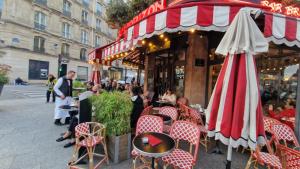 Επισκέπτες που μένουν στο Aewsome appartement 2 bed ,5 minute Eiffel tour and Louvre meusm , center ,gorgeous place