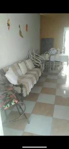 Cette chambre dispose d'un grand lit et de carrelage. dans l'établissement Casa de praia, à Pitimbu