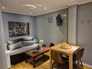 un salon avec une table et un canapé dans l'établissement Stadtnah an der Förde 5703, à Flensbourg