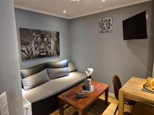un salon avec un canapé et une table dans l'établissement Stadtnah an der Förde 5703, à Flensbourg