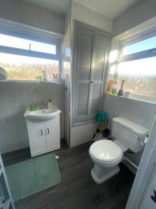 Phòng tắm tại Bargain room minuites from train station