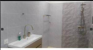 Koupelna v ubytování Villa - Ngaparou, Sénégal + 11 fotografií