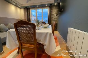 - une table à manger avec un chiffon blanc dans l'établissement Magnifique Appartement du Vieux Boucher 3 chambres à Alençon, à Aleçon