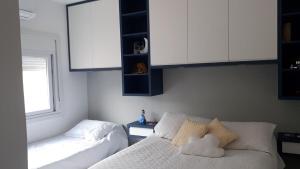 una camera da letto con un letto con un animale di peluche sopra di Casa térrea no condomínio Atlântico Villas Club! a Osório Altre 19 foto