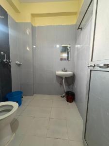 un baño con inodoro y lavabo en Rinchen Stay, en Gaya
