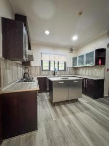 Η κουζίνα ή μικρή κουζίνα στο Executive 2 Bedrooms Apartment for Shortlet +7 φωτογραφίες