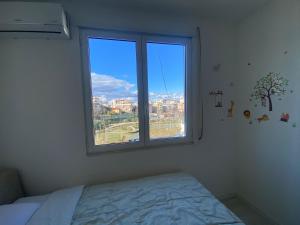 Ένα ή περισσότερα κρεβάτια σε δωμάτιο στο Cozy Apartment with Lake View