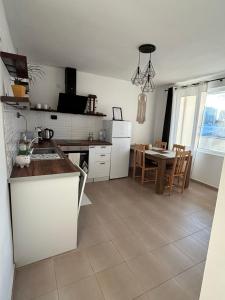 Η κουζίνα ή μικρή κουζίνα στο White House Apartments - Boho