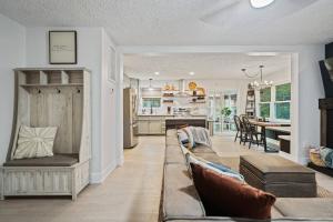 Posezení v ubytování ShenandoahEscape~HotTub~OutdoorCinema~DogFriendly