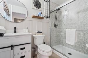 Koupelna v ubytování ShenandoahEscape~HotTub~OutdoorCinema~DogFriendly + 47 fotografií