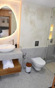 un bagno con lavandino e WC di duplex bord de mer résidence restinga smir a Restinga Smir
