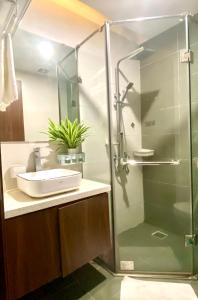 ein Badezimmer mit Waschbecken und Glasdusche in der Unterkunft Wins Apartment in Hanoi