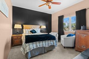 ein Schlafzimmer mit Bett und Deckenventilator in der Unterkunft Star Ranch Lodging in Wickenburg