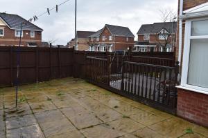 Bygningen som feriehuset ligger i + 2 billeder