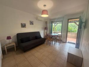 Posezení v ubytování Mini-villa en pierre avec vue nature