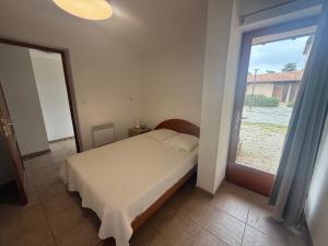 Postel nebo postele na pokoji v ubytování Mini-villa en pierre avec vue nature