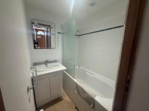 Koupelna v ubytování Mini-villa en pierre avec vue nature