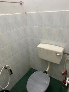 een kleine badkamer met toilet en douche bij Pinggiran Bayu Homestay in Kuantan