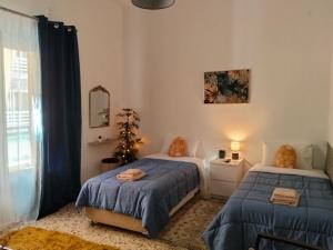 Una cama o camas en una habitación de BLUE HORIZON near the sea apartment